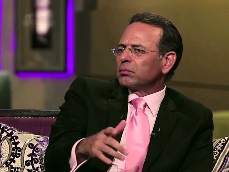شاهد عيان يروي تفاصيل صادمة عن اللحظات الأخيرة من حياة ممدوح عبد العليم ورد فعل الناس بعد سقوطه!